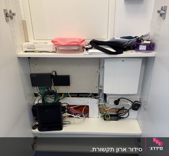 ארון תקשורת עם כבלים וציוד רשת